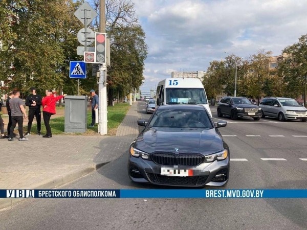 Маршрутка с пассажирами столкнулась с BMW в Бресте Маршрутка с пассажирами столкнулась с BMW в Бресте