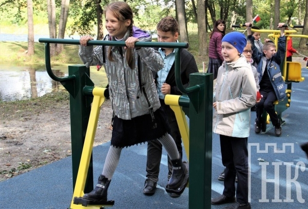 В Каменце открыли площадку с уличными тренажерами В Каменце открыли площадку с уличными тренажерами