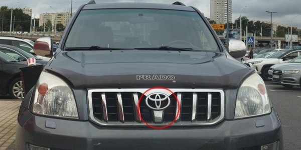 Издалека и не поймешь, что не так. В Toyota ловко спрятали проблесковые маячки Издалека и не поймешь, что не так. В Toyota ловко спрятали проблесковые маячки