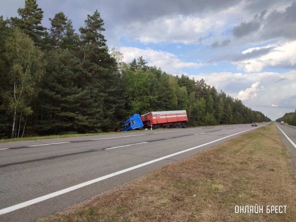 Очевидец: В Брестской области на М1 произошло серьёзное ДТП
Очевидец: В Брестской области на М1 произошло серьёзное ДТП