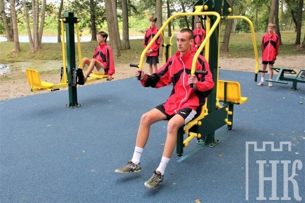 В Каменце открыли площадку с уличными тренажерами В Каменце открыли площадку с уличными тренажерами