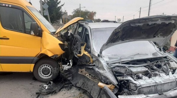 Маршрутка и легковушка с пятью малолетними детьми столкнулись в Бресте