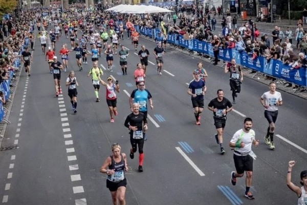 Брестчанин пробежал Берлинский марафон, где был поставлен новый мировой рекорд Брестчанин пробежал Берлинский марафон, где был поставлен новый мировой рекорд