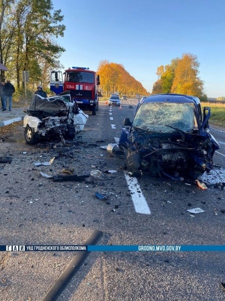 В Беларуси утром лоб в лоб столкнулись два автомобиля. Оба водителя погибли В Беларуси утром лоб в лоб столкнулись два автомобиля. Оба водителя погибли