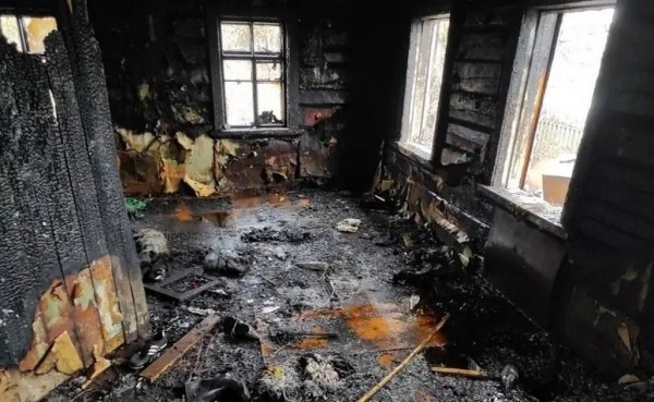 В Беларуси мужчина закрыл двух своих братьев в доме и поджег его