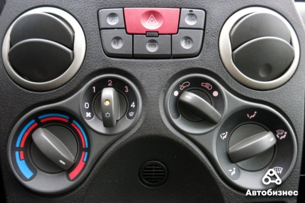 Из-за чего потеют стекла, как их быстро очистить и можно ли решить проблему принципиально Из-за чего потеют стекла, как их быстро очистить и можно ли решить проблему принципиально