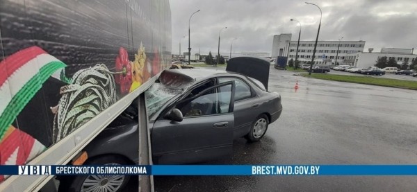 В Бресте Mazda въехала под фуру. Кто виноват? В Бресте Mazda въехала под фуру. Кто виноват?