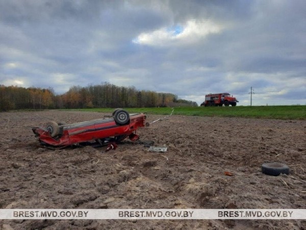 В Брестской области автомобиль вылетел на поле и перевернулся В Брестской области автомобиль вылетел на поле и перевернулся