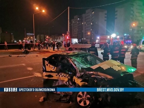 В Бресте такси врезалось в грузовик: комментарий пресс-службы Яндекс Go В Бресте такси врезалось в грузовик: комментарий пресс-службы Яндекс Go