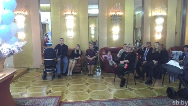 В Бресте детям, родившимся в День мира, вручили сертификаты В Бресте детям, родившимся в День мира, вручили сертификаты