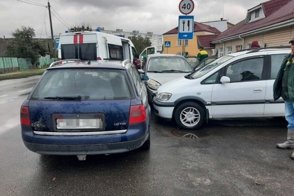 В Беларуси водитель умер прямо за рулем, а его Renault покатился в другие машины В Беларуси водитель умер прямо за рулем, а его Renault покатился в другие машины