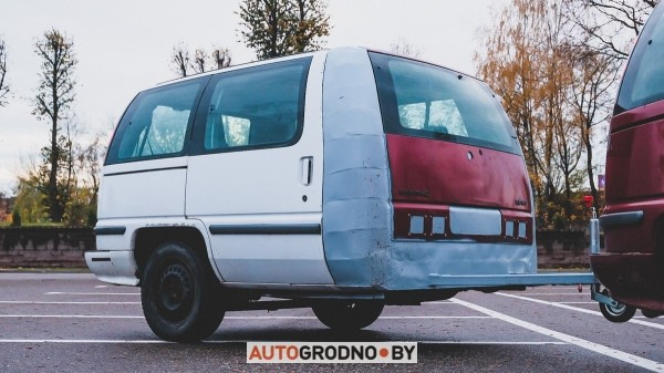 Белорус распилил автомобиль, чтобы сделать из него прицеп Белорус распилил автомобиль, чтобы сделать из него прицеп