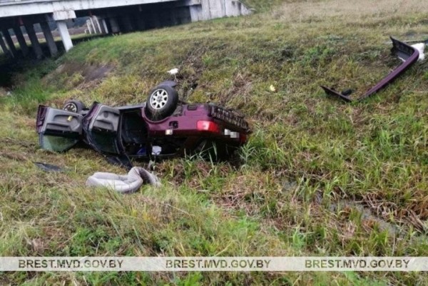 Кобринчанка перевернулась на Audi. Двое пострадавших Кобринчанка перевернулась на Audi. Двое пострадавших