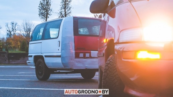 Белорус распилил автомобиль, чтобы сделать из него прицеп Белорус распилил автомобиль, чтобы сделать из него прицеп