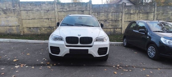 Белорус поставил BMW X6 на комиссию: «Накатали 250 км — и сломали!». Автохаус: «Клиент хочет конфликта» Белорус поставил BMW X6 на комиссию: «Накатали 250 км — и сломали!». Автохаус: «Клиент хочет конфликта»