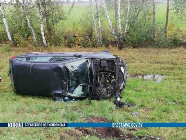 Под Кобрином перевернулся автомобиль. Как это произошло Под Кобрином перевернулся автомобиль. Как это произошло
