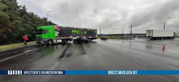 В Бресте Mazda въехала под фуру. Кто виноват? В Бресте Mazda въехала под фуру. Кто виноват?