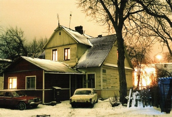 
                Двор рядом с перекрестком ул. Комсомольской и ул. Маяковского. Брест,  2002 год
            