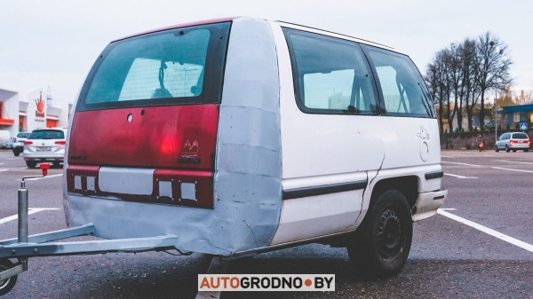 Белорус распилил автомобиль, чтобы сделать из него прицеп Белорус распилил автомобиль, чтобы сделать из него прицеп