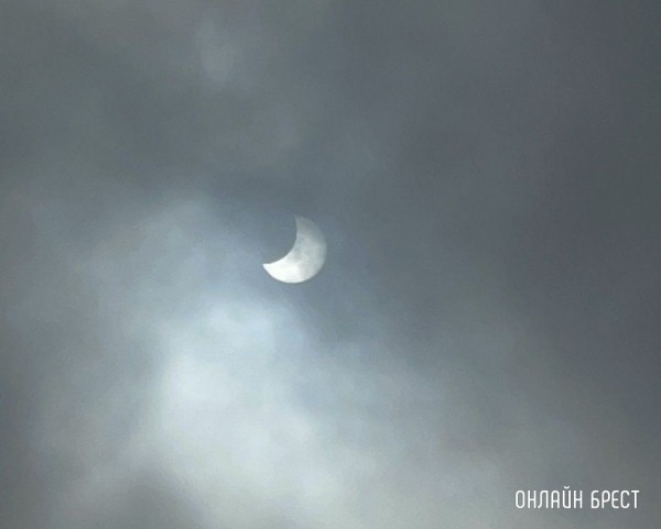 
                Сегодня брестчане наблюдали солнечное затмение. Видео от читательницы. Снято в 13:45
            