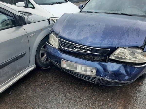В Беларуси водитель умер прямо за рулем, а его Renault покатился в другие машины В Беларуси водитель умер прямо за рулем, а его Renault покатился в другие машины