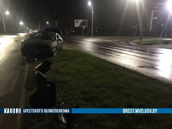 В Бресте водитель BMW снес светофор В Бресте водитель BMW снес светофор