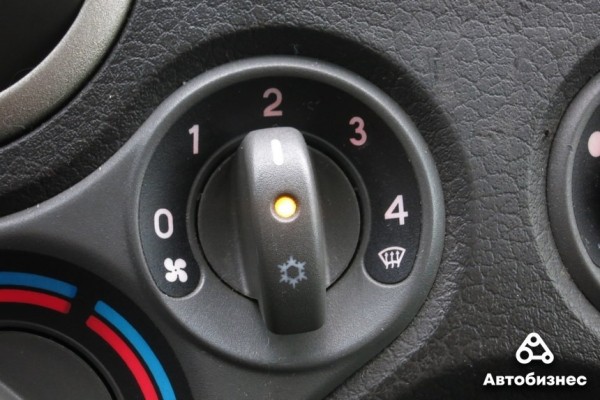 Из-за чего потеют стекла, как их быстро очистить и можно ли решить проблему принципиально Из-за чего потеют стекла, как их быстро очистить и можно ли решить проблему принципиально