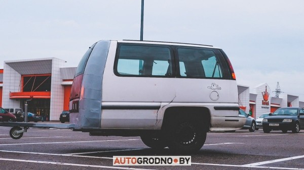 Белорус распилил автомобиль, чтобы сделать из него прицеп Белорус распилил автомобиль, чтобы сделать из него прицеп