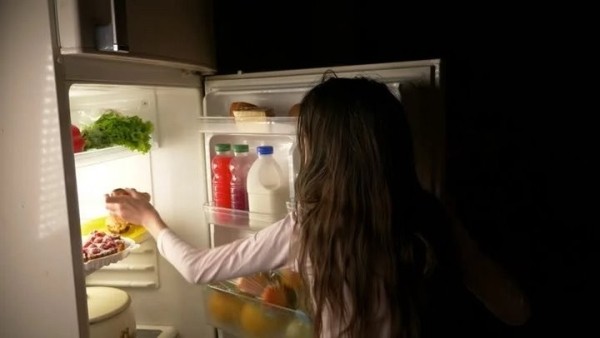 Названа главная опасность поздних перекусов Названа главная опасность поздних перекусов