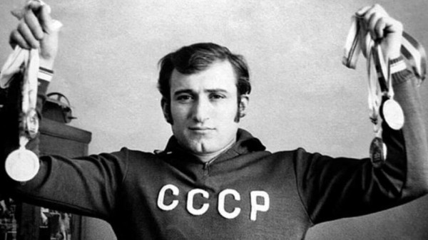 Спас людей из тонущего троллейбуса ценой карьеры. История советского пловца-супергероя Спас людей из тонущего троллейбуса ценой карьеры. История советского пловца-супергероя