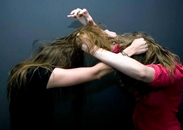 Нешуточные страсти на дискотеке: дама устроила «разборки» со школьницами Нешуточные страсти на дискотеке: дама устроила «разборки» со школьницами