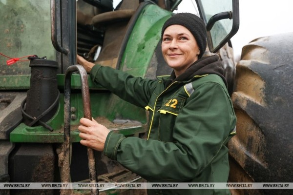 Как хрупкая женщина стала механизатором. Репортаж из Каменецкого района Как хрупкая женщина стала механизатором. Репортаж из Каменецкого района