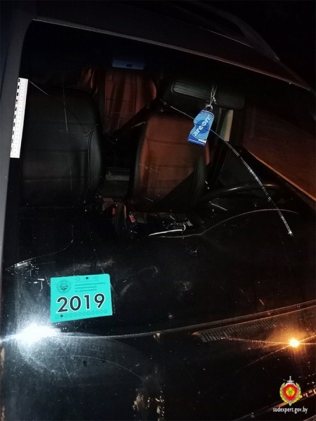 В Березовском районе мужчина нанес удар по лобовому стеклу автомобиля