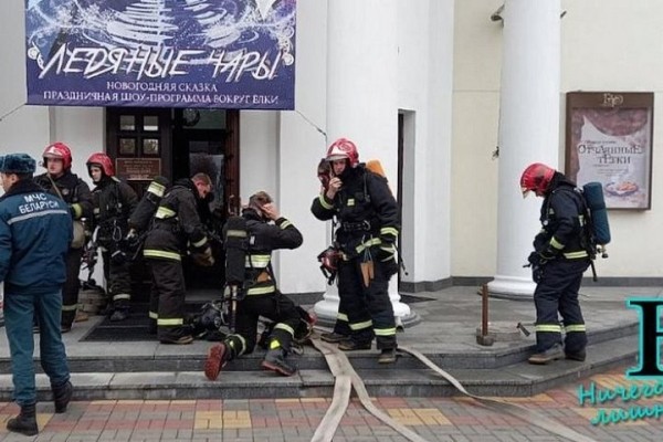 Сегодня утром здание Брестского академического театра драмы по периметру было оцеплено сотрудниками МЧС Сегодня утром здание Брестского академического театра драмы по периметру было оцеплено сотрудниками МЧС