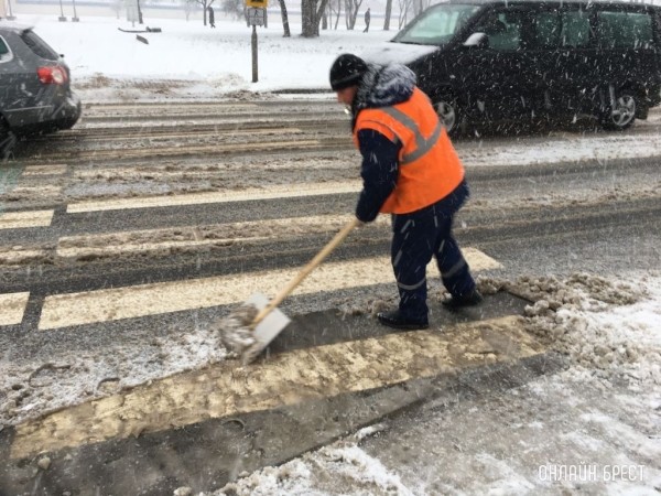 Около 200 уборщиков выходят на очистку улиц Бреста в гололед Около 200 уборщиков выходят на очистку улиц Бреста в гололед