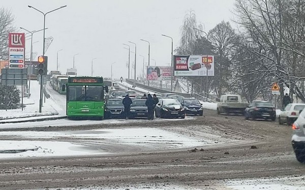 Сразу пять транспортных средств столкнулись в Барановичах, из них один автобус. Что говорят очевидцы Сразу пять транспортных средств столкнулись в Барановичах, из них один автобус. Что говорят очевидцы