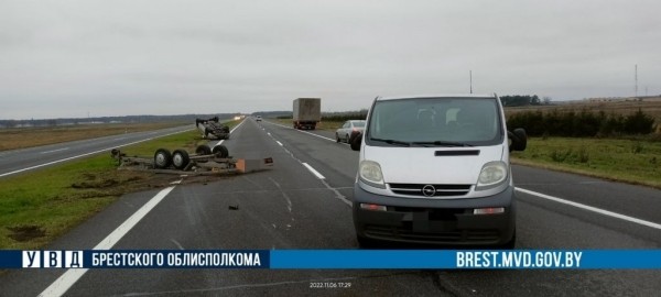 На М1 Peugeot врезался в Opel, который вез на лафете Ford