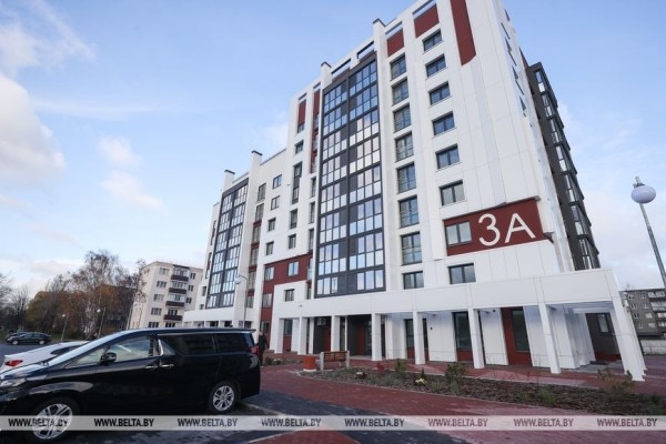 В Бресте местные власти помогли вдове первого Героя Беларуси Владимира Карвата переехать в новую квартиру В Бресте местные власти помогли вдове первого Героя Беларуси Владимира Карвата переехать в новую квартиру