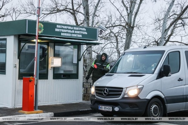 «Мы в очереди не стоим, мы в ней живем». Дальнобойщики о ситуации в пункте пропуска под Брестом «Мы в очереди не стоим, мы в ней живем». Дальнобойщики о ситуации в пункте пропуска под Брестом