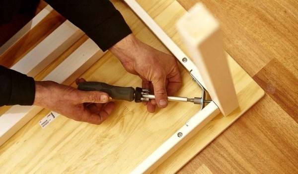 В Беларуси сборщик мебели похитил у заказчицы кольцо с бриллиантом стоимостью 5 000 рублей В Беларуси сборщик мебели похитил у заказчицы кольцо с бриллиантом стоимостью 5 000 рублей