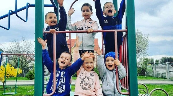 Мама и папа для 26 детей: история родителей-воспитателей дома семейного типа из Барановичей