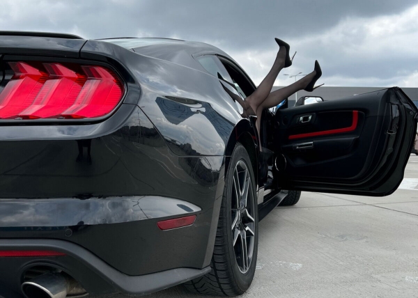 «Три года копила!» Блогер из Беларуси купила Ford Mustang, а теперь мечтает о машине в пять раз дороже «Три года копила!» Блогер из Беларуси купила Ford Mustang, а теперь мечтает о машине в пять раз дороже