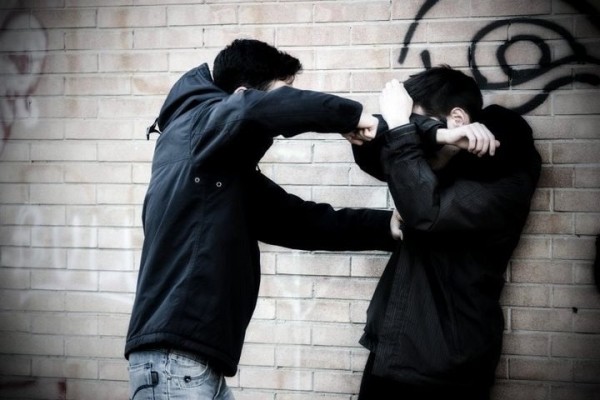 Закурить не найдется? В Беларуси хулиган избил двух школьников за то, что у них не было сигарет Закурить не найдется? В Беларуси хулиган избил двух школьников за то, что у них не было сигарет