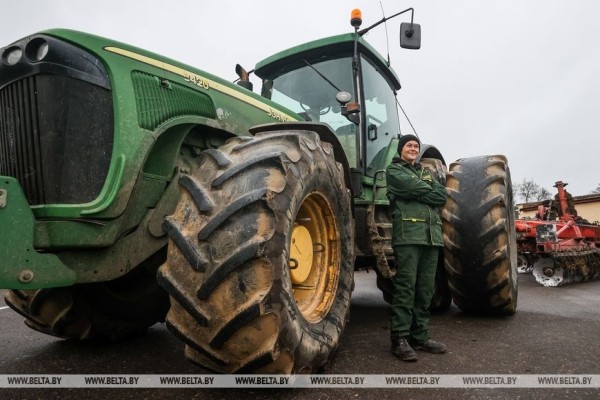 Как хрупкая женщина стала механизатором. Репортаж из Каменецкого района Как хрупкая женщина стала механизатором. Репортаж из Каменецкого района