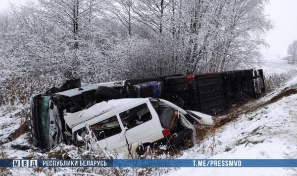Страшное ДТП в Беларуси: водитель не справилась с управлением и выехала на встречку Страшное ДТП в Беларуси: водитель не справилась с управлением и выехала на встречку