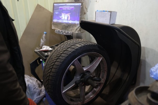 «А колеса не отвалятся?» Задаем глупые вопросы шиномонтажнику «А колеса не отвалятся?» Задаем глупые вопросы шиномонтажнику