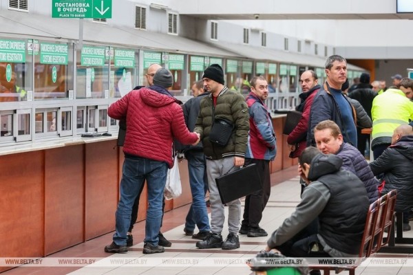«Мы в очереди не стоим, мы в ней живем». Дальнобойщики о ситуации в пункте пропуска под Брестом «Мы в очереди не стоим, мы в ней живем». Дальнобойщики о ситуации в пункте пропуска под Брестом