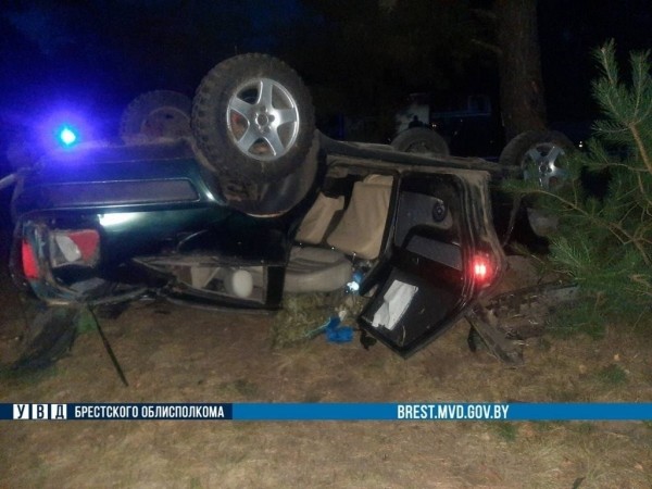 Водитель из Бреста на «Ауди» врезался в дерево и перевернулся. Погиб Водитель из Бреста на «Ауди» врезался в дерево и перевернулся. Погиб