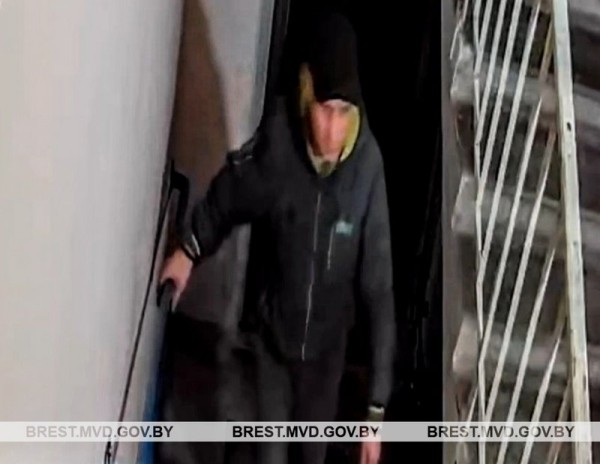 В Бресте милиция устанавливает личности мужчин, которые находились в подъезде дома по ул.Московской В Бресте милиция устанавливает личности мужчин, которые находились в подъезде дома по ул.Московской