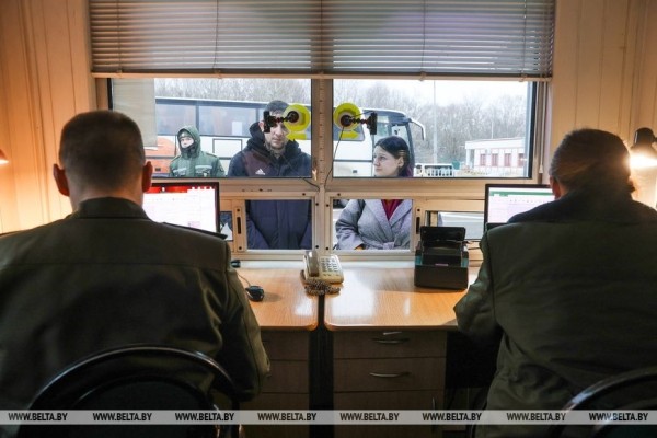 «Мы в очереди не стоим, мы в ней живем». Дальнобойщики о ситуации в пункте пропуска под Брестом «Мы в очереди не стоим, мы в ней живем». Дальнобойщики о ситуации в пункте пропуска под Брестом